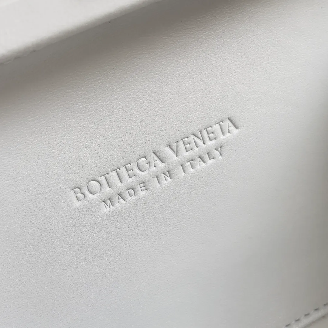 Batch 1860 BV Knot | The classic return of the evening bag. Original leather ➕ Stainless steel hardware ➕ 24k real gold plating ➕ Fully handmade. Those who know the history of our brand should have heard that the knot is a story of Bottega Veneta, and it is also one of the more important design elements. Matthieu Blazy's work this season sublimates Knot's classics, with a new knot design and a woven shoulder strap, plus Fouland Intreccio's weaving technology, adding some fashion to the retro and nostalgic feel of the past. Style number: 717622 Size: 20.5*6*12.5